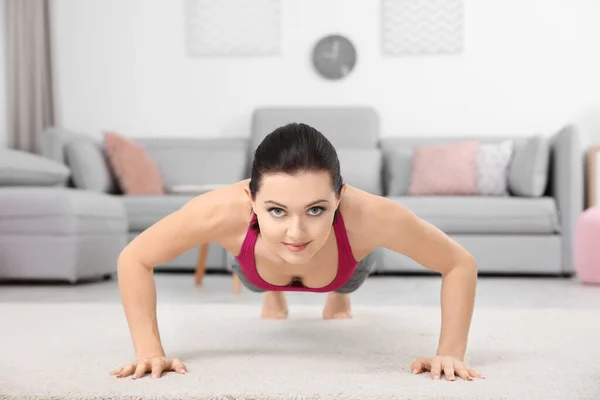 Jovem Mulher Esportiva Fazendo Exercício Casa — Fotografia de Stock