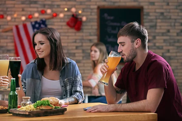 Amigos Con Cerveza Snacks Bar Deportivo —  Fotos de Stock