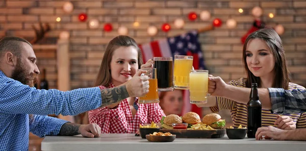 Amigos Tintineando Vasos Con Cerveza Bar Deportivo —  Fotos de Stock