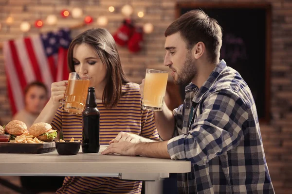 Amigos Con Cerveza Snacks Bar Deportivo —  Fotos de Stock