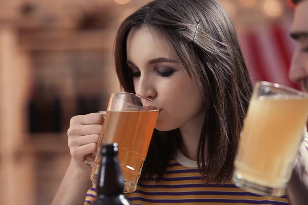 Mulher Bebendo Cerveja Bar Esporte — Fotografia de Stock