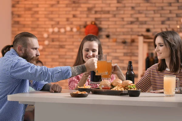Amigos Tintineando Vasos Con Cerveza Bar Deportivo —  Fotos de Stock