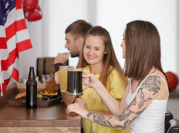 Amigos Con Cerveza Bar Deportivo —  Fotos de Stock