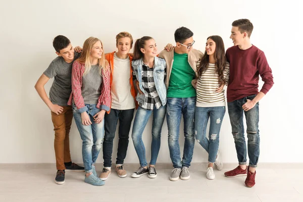 Grupo Adolescentes Lindos Cerca Pared Blanca — Foto de Stock