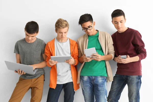 Groep Tieners Met Moderne Apparaten Witte Achtergrond — Stockfoto