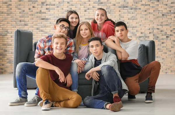 Grupo Adolescentes Engraçados Dentro Casa — Fotografia de Stock