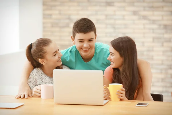 Adolescenti Svegli Con Computer Portatile Moderno Che Riposa Nel Caffè — Foto Stock