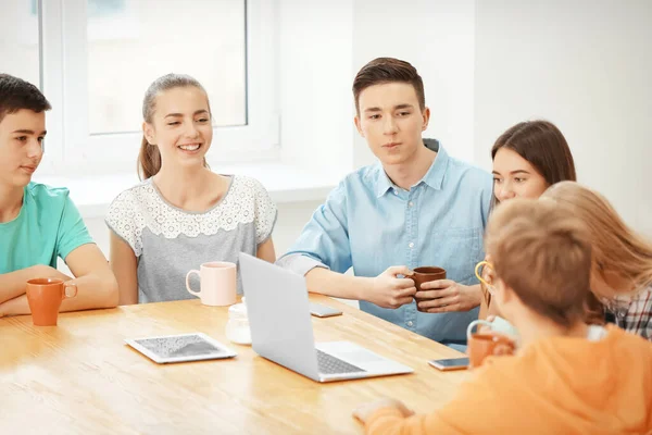 Group Cool Teenagers Modern Devices Resting Cafe — Stock Photo, Image