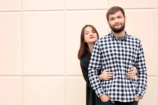 Pareja Hipster Moda Fondo Pared Claro — Foto de Stock