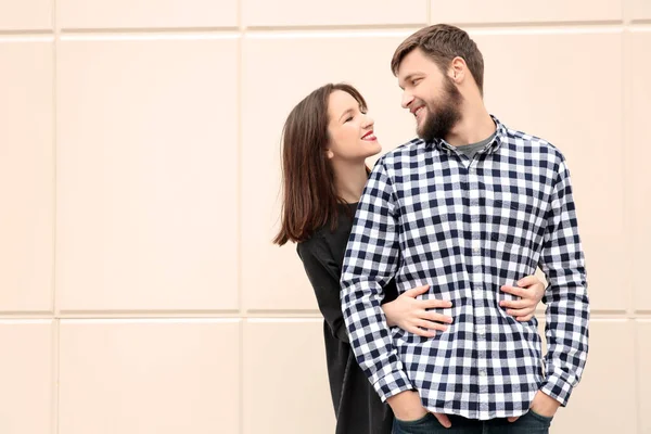 Pareja Hipster Moda Fondo Pared Claro — Foto de Stock