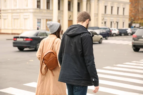 Modna Para Hipsterów Spacerująca Razem Świeżym Powietrzu — Zdjęcie stockowe