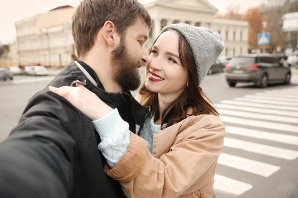 Modna Hipster Para Biorąc Selfie Razem Świeżym Powietrzu — Zdjęcie stockowe