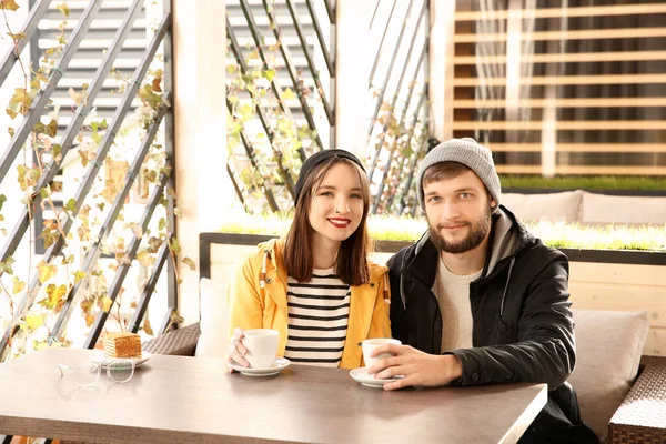Trendiges Hipster Paar Sitzt Zusammen Modernem Café — Stockfoto