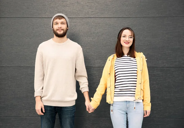 Moda Hipster Pareja Posando Cerca Gris Pared — Foto de Stock