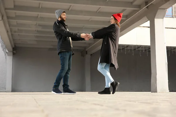 Trendiges Hipster Paar Hält Händchen Freien — Stockfoto