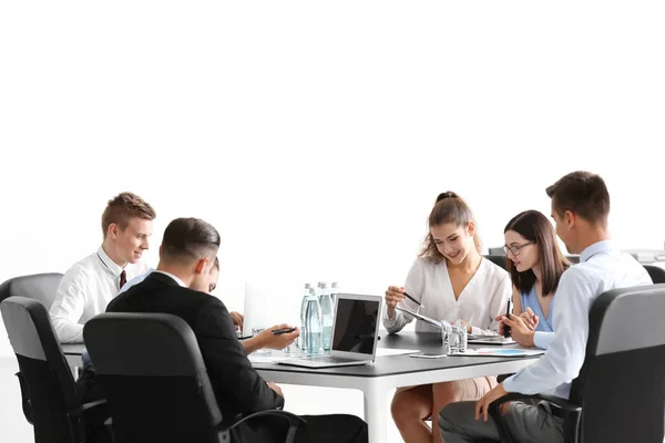 Tim Konsultan Muda Ahli Pada Pertemuan Bisnis Kantor — Stok Foto