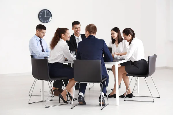 Tim Konsultan Muda Ahli Pada Pertemuan Bisnis Kantor — Stok Foto