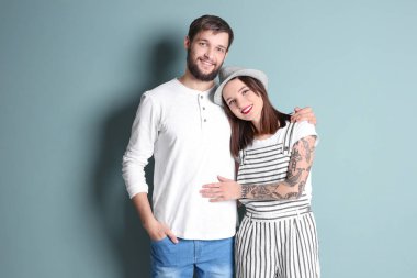 Renk arkaplanına karşı birlikte poz veren moda hipster çift