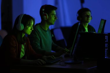 Gençler turnuvada video oyunları oynuyorlar