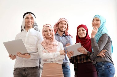 Müslüman Ofis çalışanları iş kapalı toplantı sahip geleneksel giysiler içinde