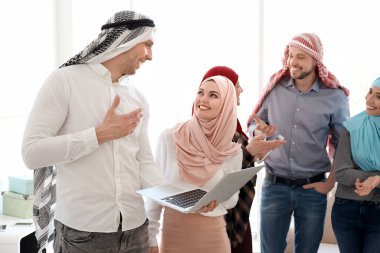 Müslüman Ofis çalışanları iş kapalı toplantı sahip geleneksel giysiler içinde