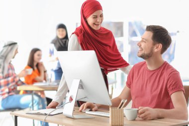 İş arkadaşı olan Müslüman bir iş kadını.