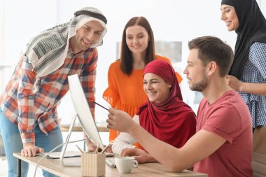 Ofis çalışanları ve Müslüman iş arkadaşları ofiste iş toplantısı yapıyorlar.