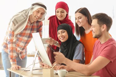 Ofis çalışanları ve Müslüman iş arkadaşları ofiste iş toplantısı yapıyorlar.