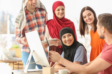Ofis çalışanları ve Müslüman iş arkadaşları ofiste iş toplantısı yapıyorlar.