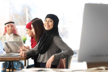 İş toplantısı üzerinde geleneksel giysiler içinde Müslüman kadın