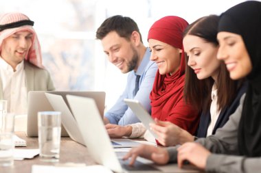 Ofis çalışanları ve Müslüman iş arkadaşları ofiste iş toplantısı yapıyorlar.