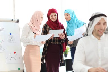 İşyerinde geleneksel giysiler içinde Müslüman iş kadınları