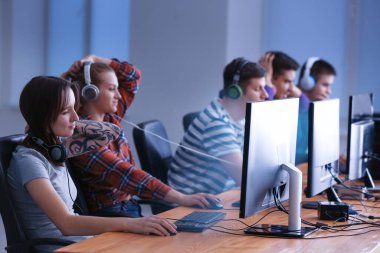 Gençler turnuvada video oyunları oynuyorlar