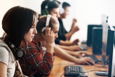 Gençler turnuvada video oyunları oynuyorlar