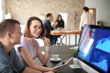 İş toplantısındaki ofis çalışanları. Forex kavramı