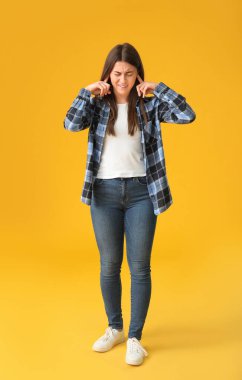 Arka planda gürültüden muzdarip genç bir kadın