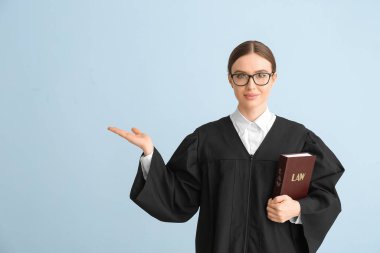 Hafif arkaplan üzerine kitabı olan kadın yargıç