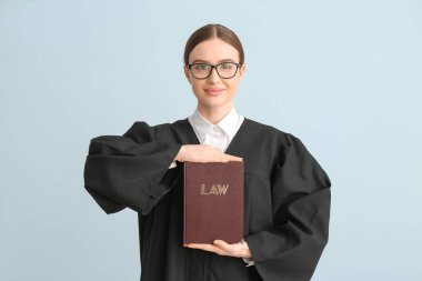 Hafif arkaplan üzerine kitabı olan kadın yargıç