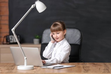 Ofiste çalışan küçük sekreter.