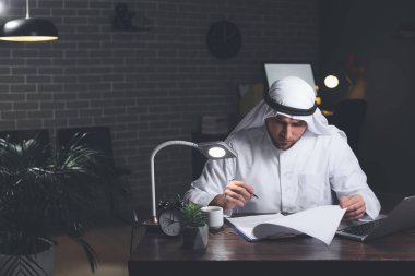 Arap işadamı gece geç saatlerde ofiste çalışıyor.