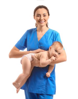 Beyaz arka planda şirin bir bebeği olan masaj terapisti.