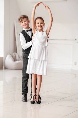 Stüdyoda dans eden şirin çocuklar.