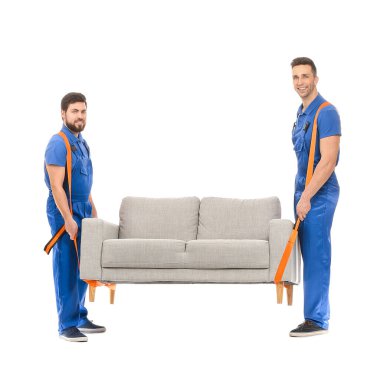 Yükleyiciler beyaz arka planda kargo kemerleri kullanarak mobilya taşıyorlar