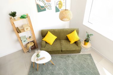 Rahat kanepesi olan modern bir oda.