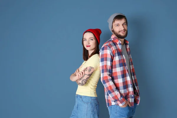 Pareja Hipster Moda Posando Juntos Sobre Fondo Color — Foto de Stock