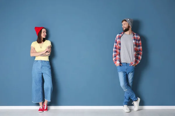 Pasangan Hipster Trendy Berpose Bersama Sama Dekat Dinding Warna — Stok Foto