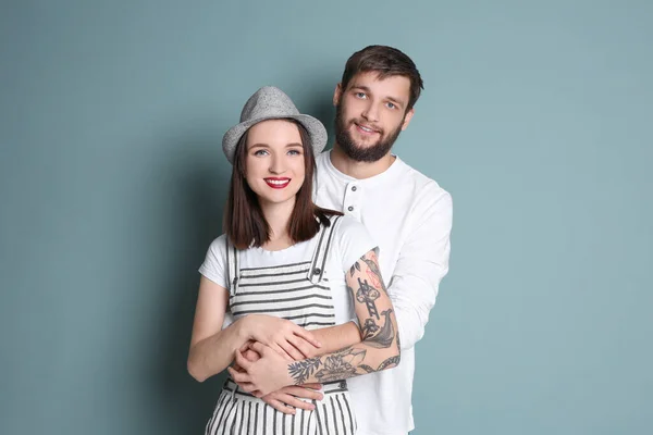 Renk Arkaplanına Karşı Birlikte Poz Veren Moda Hipster Çift — Stok fotoğraf