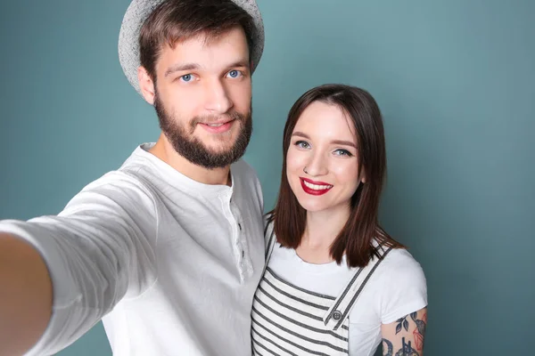 Trendy Hipster Paar Nemen Selfie Tegen Grijze Achtergrond — Stockfoto