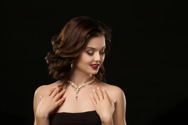 Hermosa Mujer Con Joyas Elegantes Sobre Fondo Negro —  Fotos de Stock