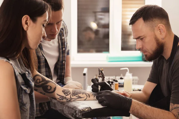 Professionele Tattoo Master Onderwijs Jonge Specialist Salon Stageconcept — Stockfoto